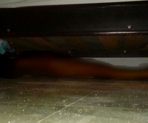 El cuerpo sin vida fue encontrado desnudo y debajo de una cama.