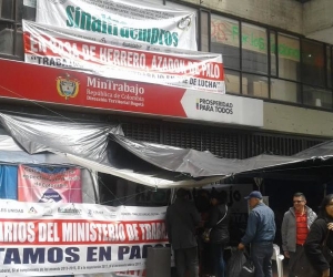 Sede del Ministerio del Trabajo tomada por manifestantes.