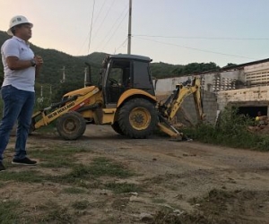 El gerente de proyectos de la Gobernación supervisa la demolición de predios en la doble calzada.