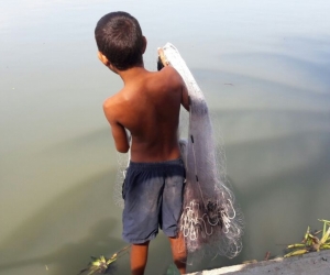 Niño pescador en la laguna de El Guájaro.