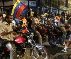Venezolanos que votaron en la consulta recorrieron por las calles de Caracas la noche del pasado domingo.