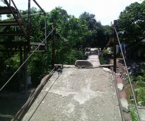El peligroso puente que deben atravesar todos los días los habitantes de Villa Leydi en Gaira.