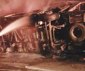 Bomberos apagando las llamas del incendio.