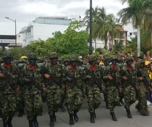 Hombres de la Primera División del Ejército lideraron el gran desfile del 20 de julio en Santa Marta.