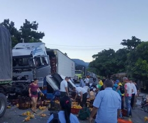 La acción de la comunidad quedó registrado en fotografías y videos en los que se observa como mujeres, niños, jóvenes y mototaxistas, sacaban las canastas con los pollos.