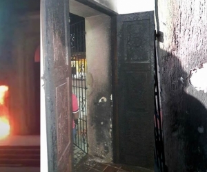 nstantes del conato de incendio en la puerta de la Iglesia.