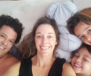 Carlos Vives y Claudia Elena Vásquez junto a dos hijos. 