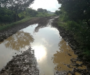 La vía de acceso se encuentra totalmente intransitable para los vehículos que en el intento de atravesar quedan averiados en el lodazal.