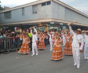 Las danzas engalanaron las calles del Centro de Santa Marta.
