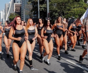 Las candidatas en pleno desfile. 