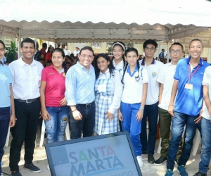 Alcalde con estudiantes durante el evento.