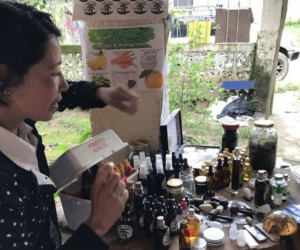 Iveth Viasus Parada, enseña los productos que vende, hechos a base de cannabis en Minca, Santa Marta.