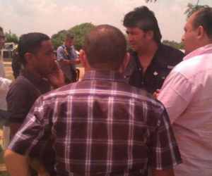 Reunión política con Sergio Díaz Granados en Nueva Granada. Eric, de camisa rosada, aparece en la foto acompañando al congresista.