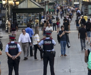 Aspecto que presentaban hoy las Ramblas de Barcelona tras el atentado ocurrido ayer por la tarde.