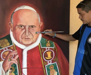 Leonardo Velásquez, artista plástico muestra el cuadro que hizo del Papa Juan XIII. 