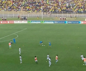 El equipo colombiano durante el calentamiento en el campo de juego.