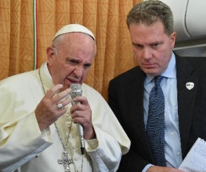 El Papa Francisco y el portavoz del Vaticano, Greg Burke.