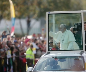 El Papa Francisco (c) saluda durante a fieles en el recorrido que lo lleva desde la base aérea de Catam hacia la Nunciatura Apostólica.