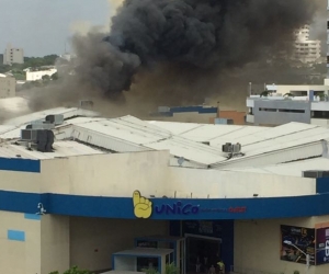 El incendio generó una espesa nube negra sobre gran parte de Barranquilla.