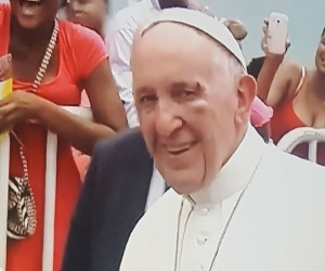 El Papa Francisco recibió un golpe en su ojo izquierdo.