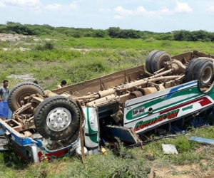 Así quedó el bus accidentado en Sitionuevo.