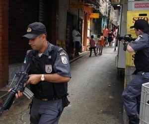 Policía de Río de Janeiro inspecciona una favela.