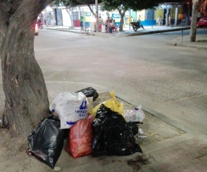 Los samarios aún no se acostumbran a usar los contenedores de basura.