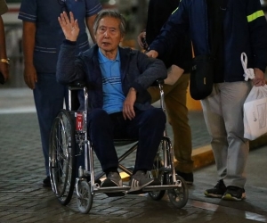 Alberto Fujimori, en momentos que salía de la clínica.