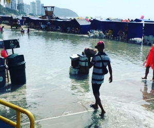 El agua llegó hasta el camellón. 