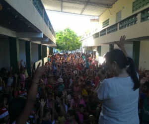 Mónica Salas, miembro de los Toro Salas, durante una novena en diciembre.