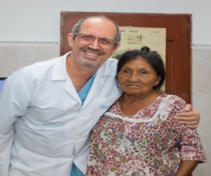 Escobar junto a Doña Leonida, una de sus pacientes. 