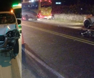 El vehículo y la moto involucrados en el accidente.