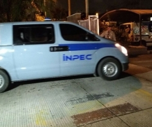 Vehículo del Inpec dispuesto para el traslado.