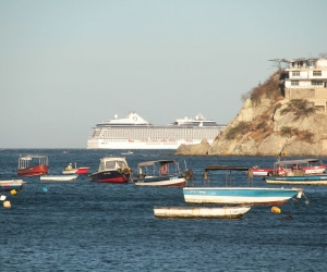 El crucero de la línea Oceania Cruises saliendo del Puerto. 