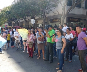 Protesta de vendedores del mercado frente a las instalaciones de la Alcaldía.