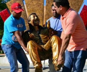 Momento en el cual trasladaban la estatua.