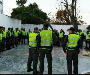 Policías de la estación San José en formación antes del atentado.