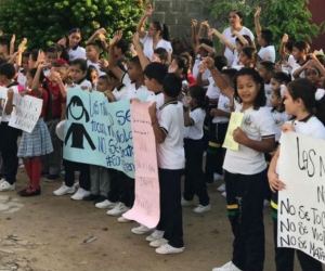 Protesta de comunidad educativa en Fundación.