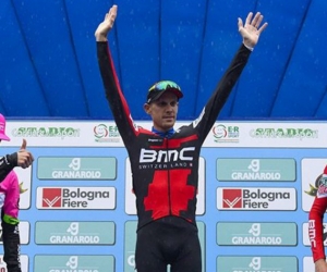 Rigoberto Urán, en el podio del Giro del Emilia.