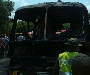 El bus se incendió porque el chofer intentó encenderlo echándole gasolina al carburador siendo un vehículo de gas.