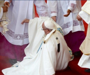  Foto para ilustrar, que corresponde a la caída del Papa Francisco en 2016.