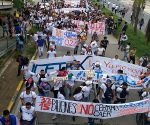 Estudiantes salieron a marchar para exigir más recursos del Gobierno.