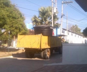 Hace un año esta imagen se hizo famosa en Santa Ana: el transporte de agua potable se hacía en un carro de la basura. 