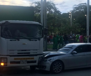 El carro de la víctima chocó con un camión de Servientrega.