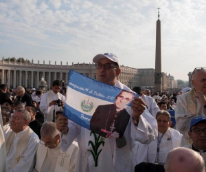 Miles de personas, religiosos y autoridades asistieron a la solemne proclamación en el Vaticano.