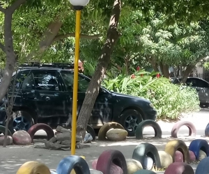 El lugar donde deben jugar los niños permanece lleno de carros. 