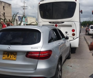  La camioneta Mercedes Benz chocó contra el bus de Transmetro.