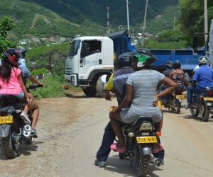 Retroexcavadoras trabajaron en la vía a Taganga para recuperar el tránsito vial. 