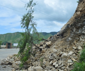 Retroexcavadoras trabajaron en la vía a Taganga para recuperar el tránsito vial. 