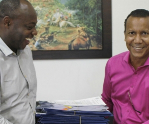 Francisco García Rentería, Secretario de Planeación Distrital recibiendo lo títulos. 